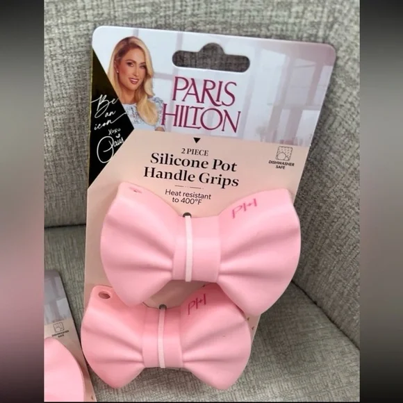 Paris Hilton Pink Hearts Kitchen Bench Scraper & Bow Potholder Set 3pcs - Picture 2 of 3